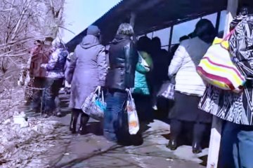 Очереди на блокпостах, фото: fakty.ua