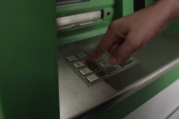 ПриватБанк слетел с катушек: детские выплаты заблокированы, родители в отчаянии – что происходит