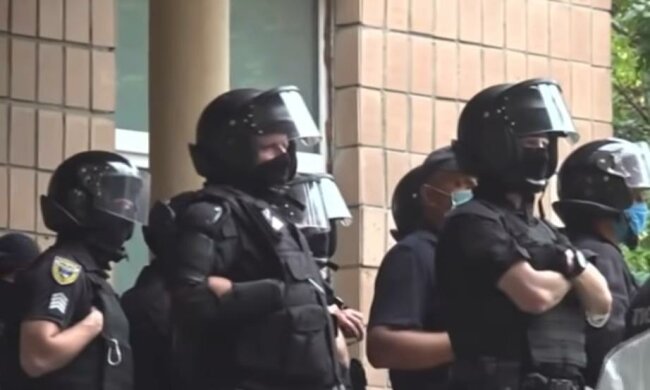 Под Радой столкновения с полицией. Фото: скрин youtube