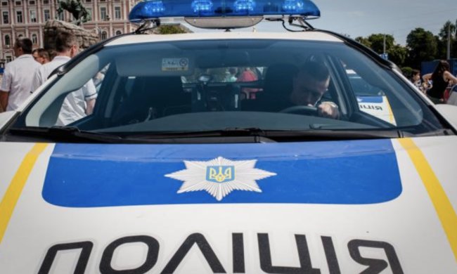 Водитель утихомирил хулигана необычным способом: прокатил на капоте, чтобы остановить драку, видео