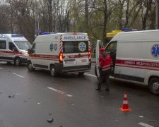 Страшное ДТП: в Киеве на Покрову маршрутка снесла столб - есть пострадавшие