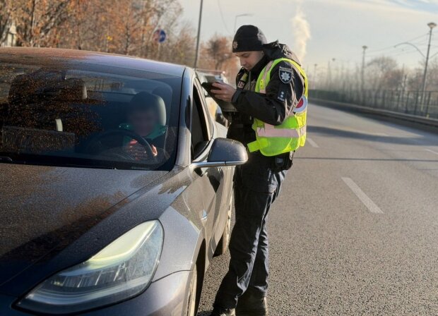 Штраф 7500: водіїв карають за вікна та двері