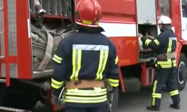 Автомобиль кандидата от "слуги народа" спасти не удалось. Фото: скриншот YouTube