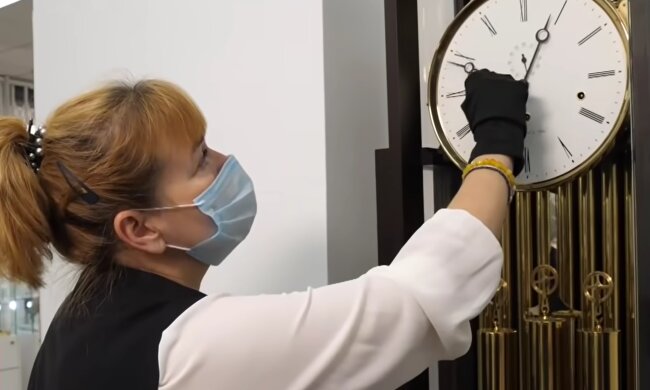 Перевод часов.  Фото: скриншот YouTube-видео