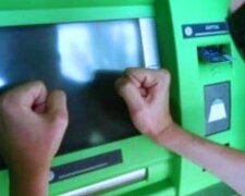 Проблемы с банкоматом. Фото: скриншот YouTube