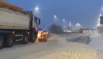 Дорожники ведут борьбу со стихией. Фото: скриншот Youtube-видео