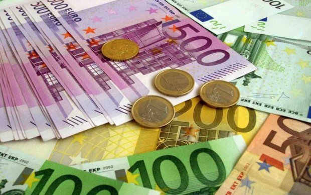 Евро дешевеет, доллар остается почти неизменным: курс валют НБУ