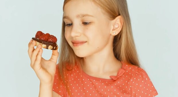 Дитина з тістечком. Фото: YouTube