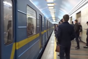 В Киеве мужчина пристает к женщинам в общественных местах. Фото: скриншот YouTube