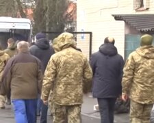 Стало відомо, чи потрібно показувати документи ТЦК у цивільному і як поводитися