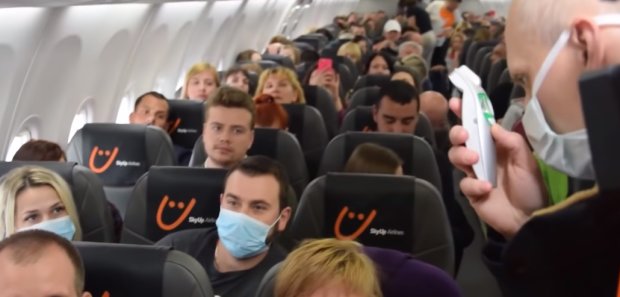 Проверка пассажиров в самолете, фото - Радио Свобода