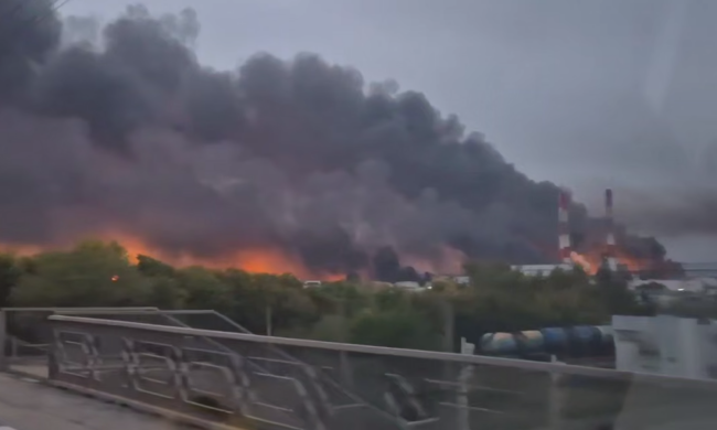 Вночі безпілотники вдарили по російських НПЗ, спалахнула пожежа - кадри