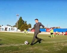 Владимир Зеленский бьет по мячу. Фото: скриншот YouTube