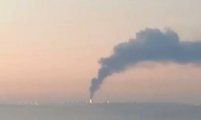 У орков мощная бавовна на огромной нефтебазе: пылает всю ночь. Видео
