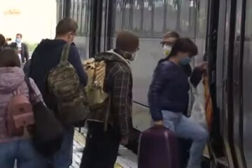 "Укрзализныця" восстанавливает ряд маршрутов. Фото: скриншот YouTube-видео