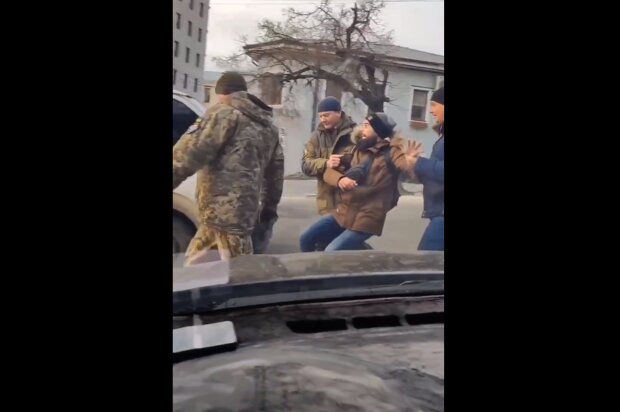 Скрутили и закинули в бус, как животное: появилось видео жесткой работы ТЦК в Харькове