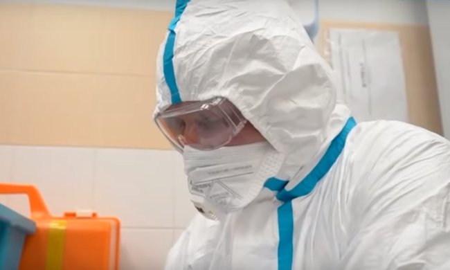 Медсестра показала лицо после работы. Фото: скриншот Youtube