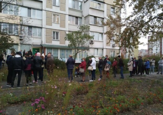 В Киеве показали километровую толпу на ПЦР-тесты: очередь занимали ночью, а о масках забыли