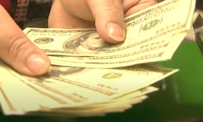 Долари. Фото: скріншот YouTube-відео
