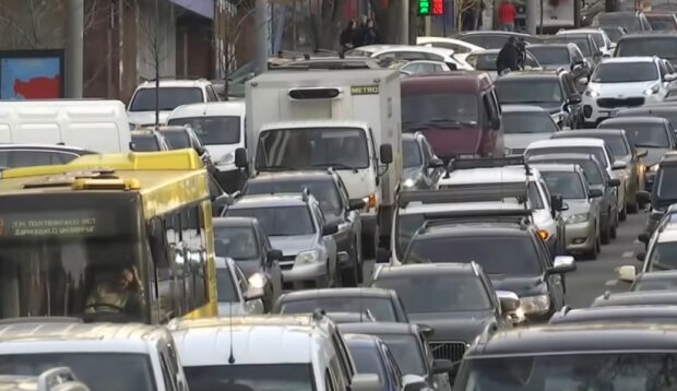 В Раде решили обложить налогом автовладельцев. Фото: скриншот Youtube