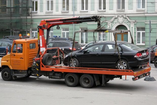 Будут эвакуировать каждое авто: в Киеве перекроют целую улицу, парковаться не стоит