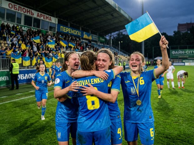 дівоча збірна України футбол перемога пенальті стадіон радість