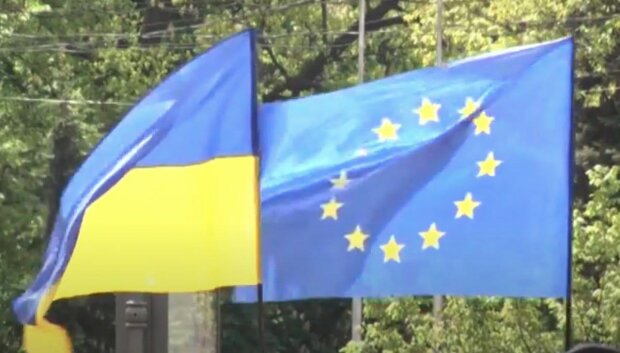 Прапор України та Прапор ЄС. Фото: YouTube, скрін