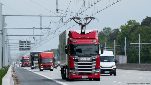 В Германии запустили электрический автобан. Грузовикам прикрепили «рога» для электросети