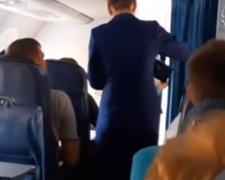 Пассажиры на борту самолета, фото: Скриншот YouTube
