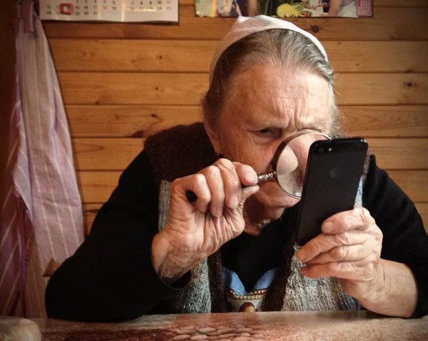Смартфон и бабушка. Фото: uazmi.org