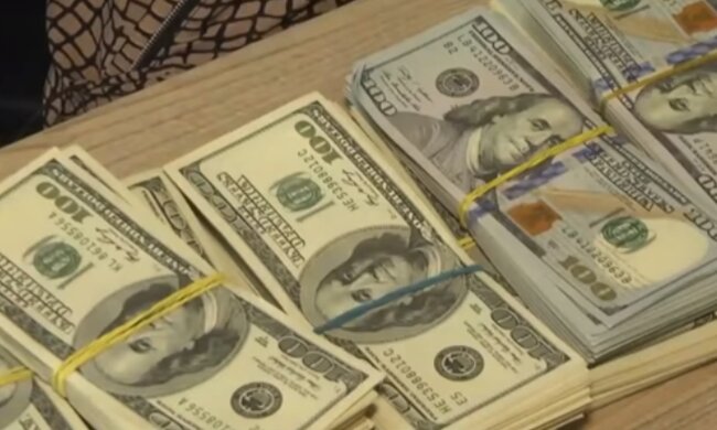 Долари. Фото: скріншот YouTube-відео