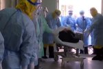 Больного коронавирусом доставили в больницу. фото: Скриншот YouTube