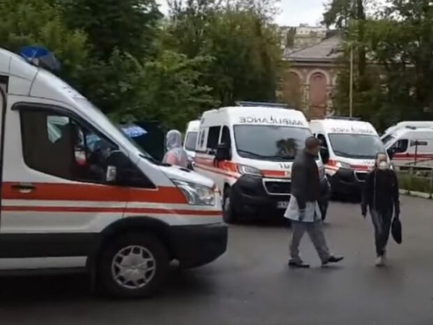 Людей привозят пачками, а медики массово увольняются: стало известно, что происходит в больницах Киева