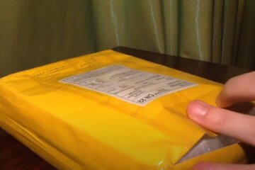 Получение посылки. Фото: скриншот YouTube