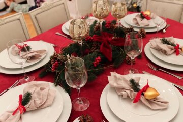 Новорічний стіл. Фото: YouTube