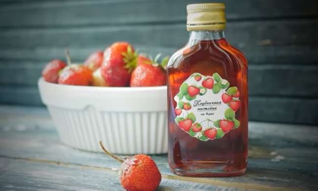 Рецепт домашней алкогольной наливки из клубники. Фото: YouTube