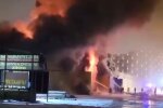 Всю москву заволокло черным дымом: масштабный пожар на огромном рынке. Видео
