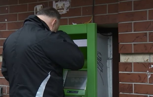 В ПриватБанке на несколько часов приостановят работу терминалов и банкоматов. Фото: YouTube