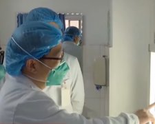 китайские медики, скрин YouTube
