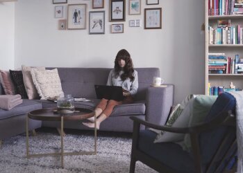 Робота на дому. Фото: скріншот YouTube-відео