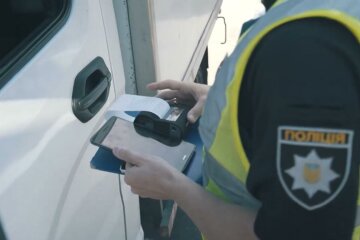 Вирішили підримати в авто: готуйте гроші на штраф. Фото: скрін youtube