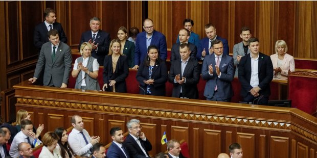 Премьер Гончарук обходится стране дороже всех: какие зарплаты получили новые чиновники