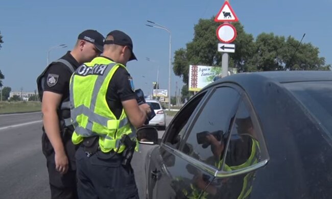 Патрульна поліція на дорозі. Фото: скріншот YouTube-відео