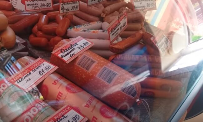 Такого замеса мир еще не видел: в столице двое мужиков подрались колбасой – эпичное видео