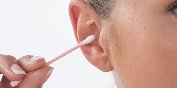 Это очень опасно: Вот почему нельзя чистить уши ватными палочками