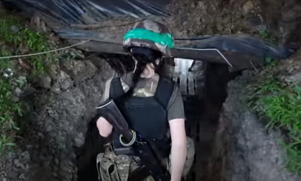 Украинская военнослужащая. Фото: скриншот YouTube-видео