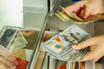 Доллар падает, а евро взлетело: валюту начали продавать по новому курсу