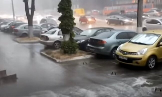 Злива та ураганний вітер в Києві. Фото: скріншот Youtube