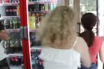 В Днепре журналистку избили за сюжет о нарушении карантина в магазине. Фото: скриншот YouTube