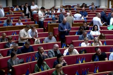 Люди закипають від злості: нардепи накинули "своїм" по 44200 грн до зарплати - тепер більше, ніж у військових на нулі